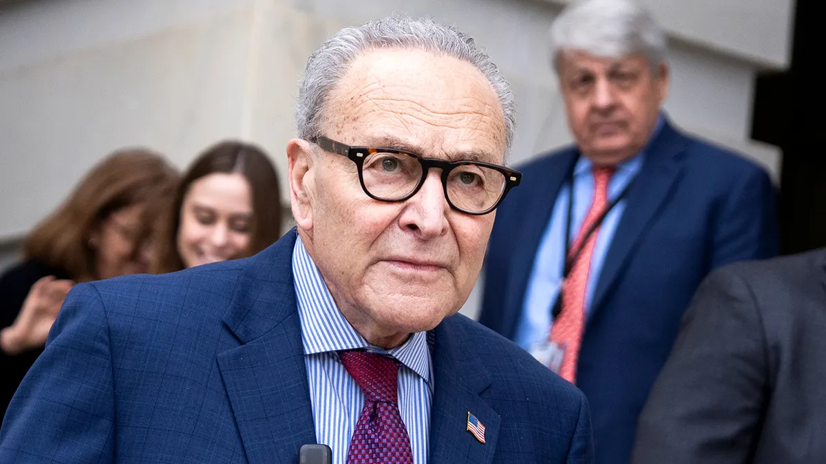 Vođa manjine u Senatu Charles Schumer stiže ispred američkog Kapitola