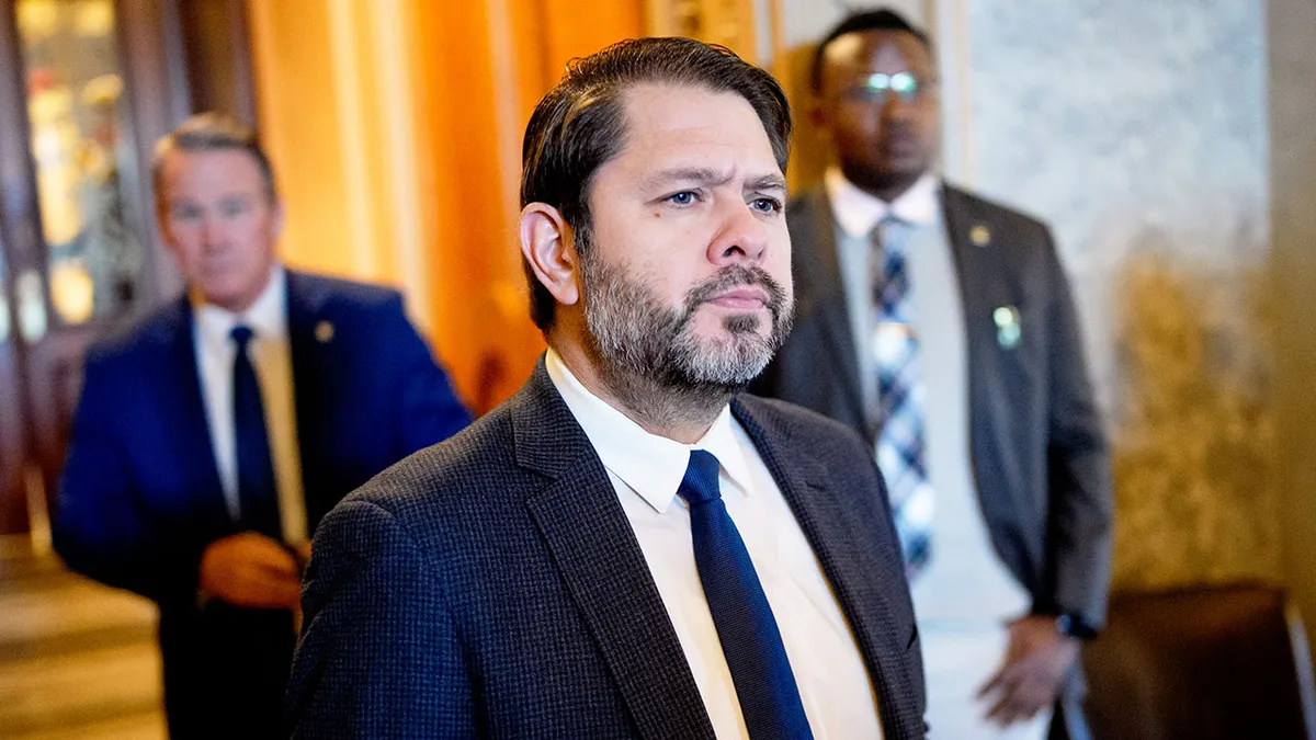 Sen. Ruben Gallego izlazi iz dvorane Senata u Washingtonu, DC