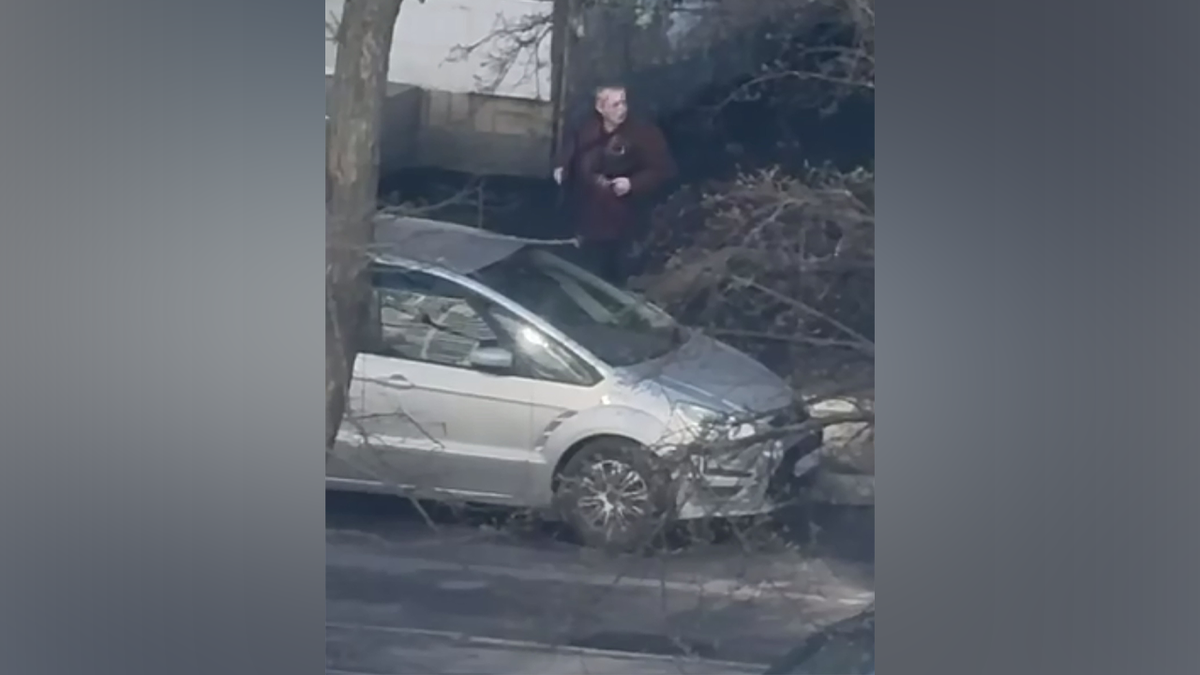 Napadač je viđen kako drži i puca iz oružja na ulici.