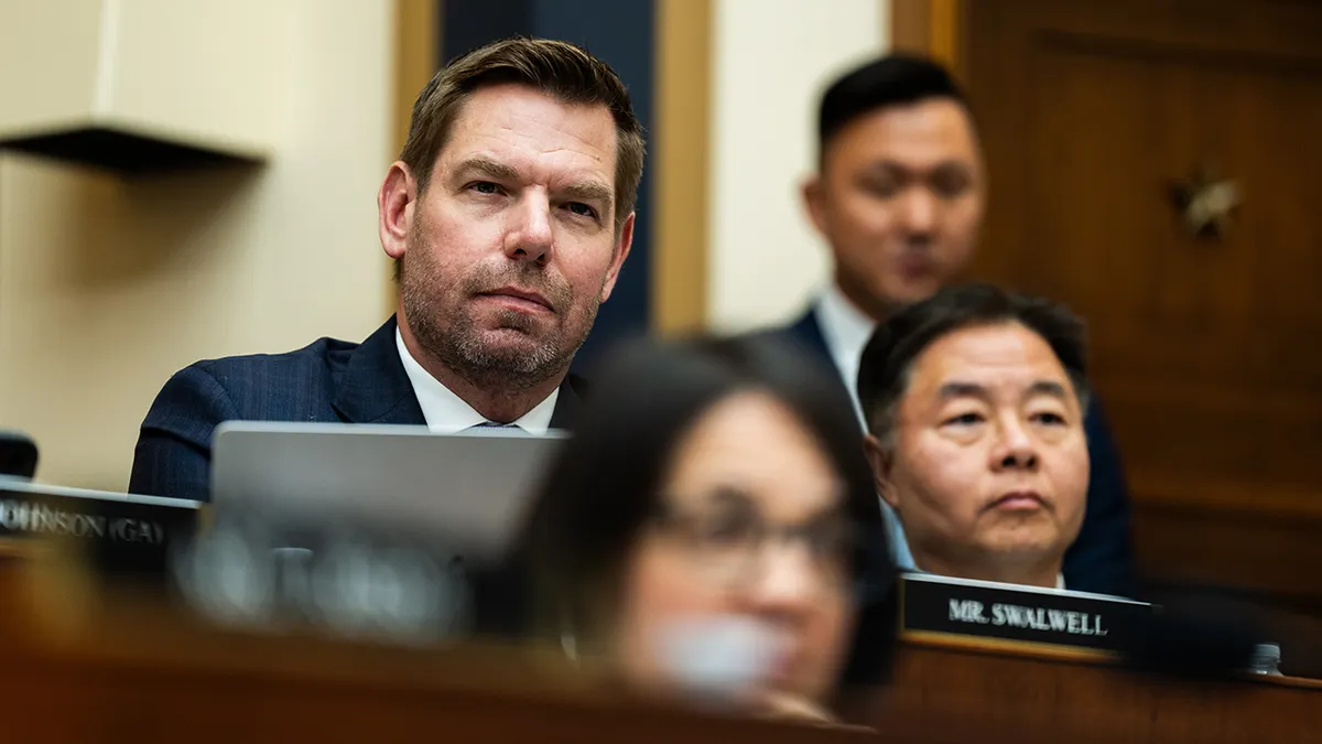 Zastupnik Eric Swalwell sjedi tijekom saslušanja.