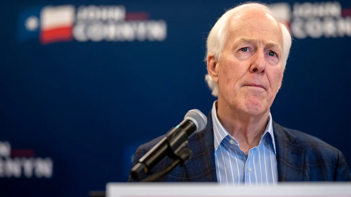 Sen. John Cornyn razgovara s medijima u Austin Marriott Downtownu u Austinu u Teksasu