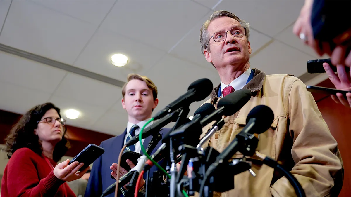 Tim Burchett razgovara s novinarima