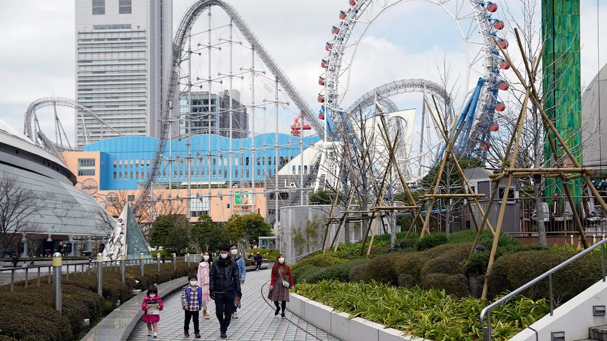 vožnje u lunaparku koje se vide iza posjetitelja