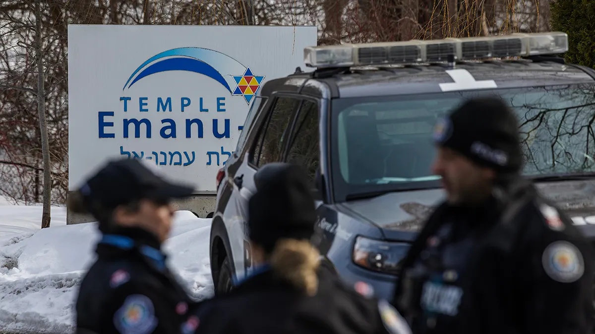 Zgrada sinagoge Hram Emanu-El u Torontu s policijskom trakom vani