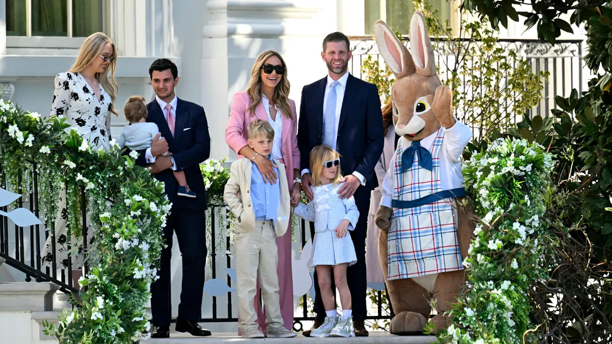 Tiffany Trump i Michael Boulos stoje s Larom Trump i Ericom Trumpom na južnom travnjaku Bijele kuće