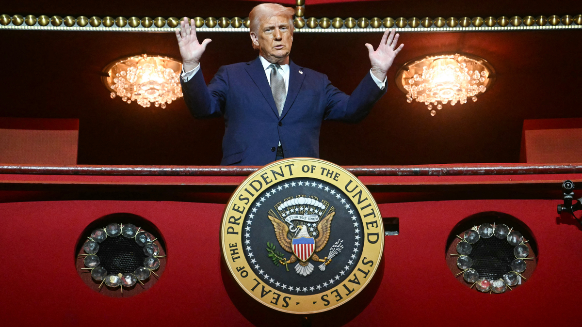 Predsjednik Donald Trump stoji u predsjedničkoj loži dok obilazi John F. Kennedy Center.