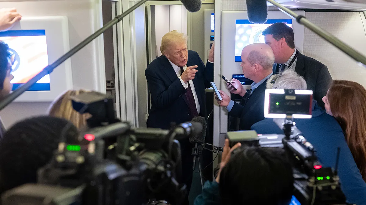 Predsjednik Donald Trump odgovara na pitanja novinara unutar Air Force One tijekom leta za Maryland.