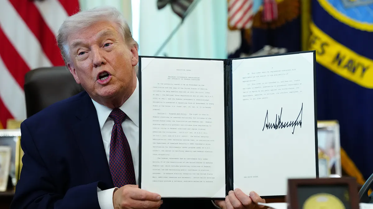 Predsjednik Trump pokazuje EO glasanja