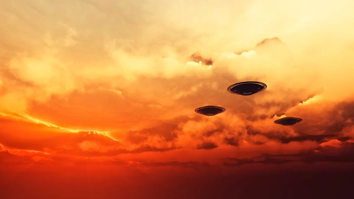 Više neidentificiranih letećih objekata na noćnom nebu.