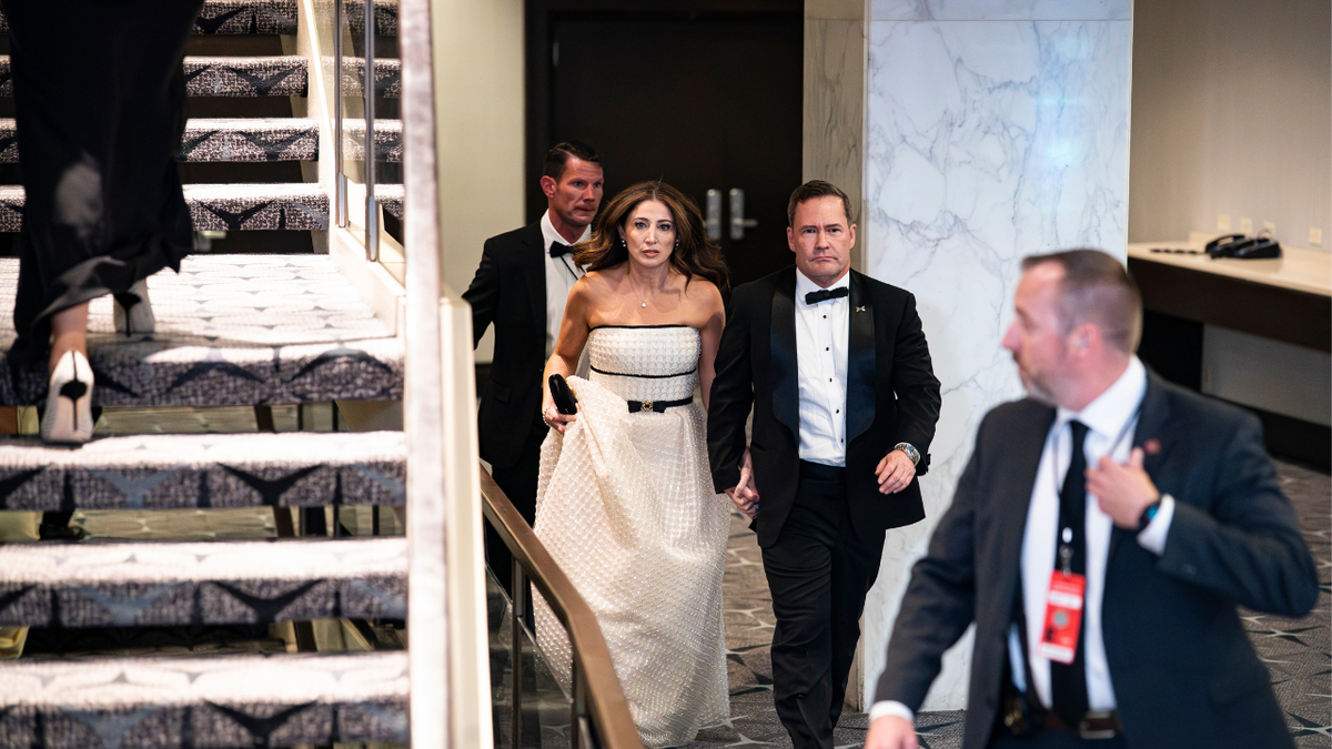 Američki veleposlanik pri Ujedinjenim narodima Michael Waltz i njegova supruga Julia Nesheiwat u pratnji nakon pucnjave na večeri dopisnika u Bijeloj kući.