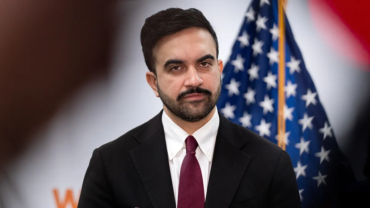 Zohran Mamdani govori na konferenciji za novinare u obiteljskom skloništu WIN NYC u New Yorku