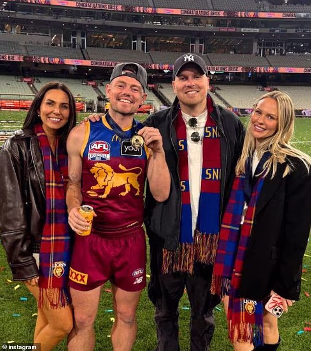 Crosley (lijevo) je na slici s Lachie i Jules Nealeom, i njezinim suprugom Benom, na MCG-u nakon što su Brisbane Lions osvojili prošlogodišnje veliko finale