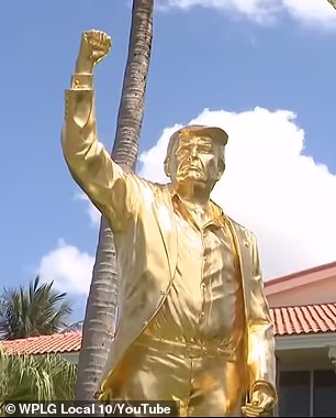 Privlačna skulptura gleda na golf teren u Miamiju