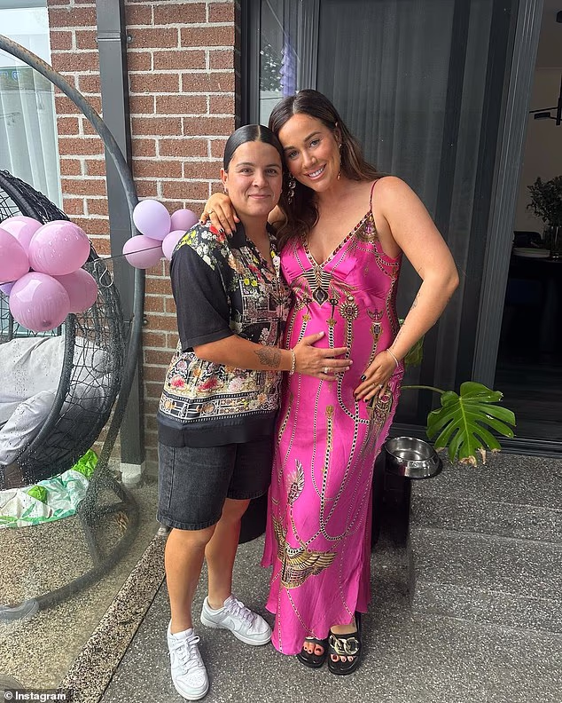 Par je podijelio niz dragih slika na svojim mrežama na Instagramu, koje su prikazale povoljan trenutak. Sophie je pogledala preko mjeseca kad se Madison spustila na koljena, držeći ruke na licu od uzbuđenja