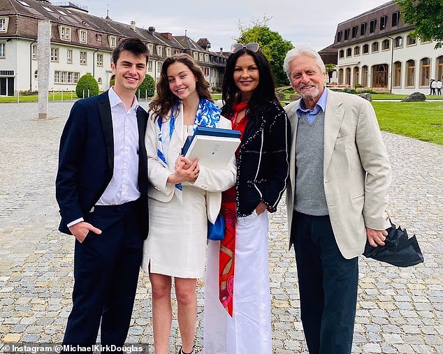 Carys je kći glumice Catherine i glumca Michaela i na fotografiji je s roditeljima i bratom Dylanom