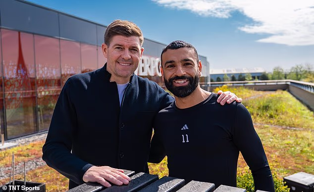 Salah (desno) je rekao Stevenu Gerrardu (lijevo) da želi da klub učini nešto za Hendersona tijekom posljednje utakmice sezone protiv Brentforda