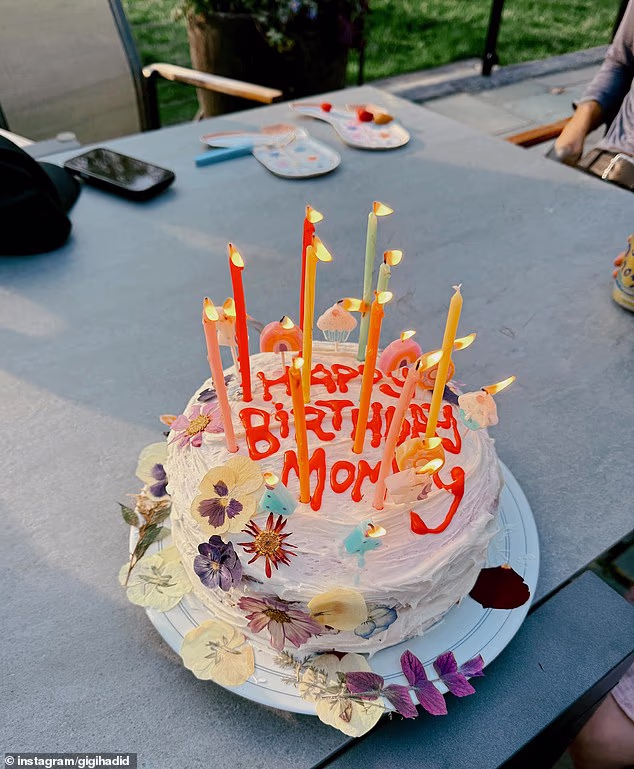 Zvijezda je također podijelila snimku svoje torte, koju je Khai stavio na led i napisao 'Sretan rođendan mama!'