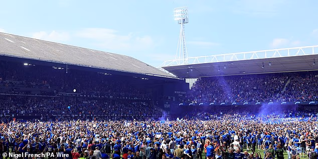 Navijači su preplavili igralište na Portman Roadu nakon zvižduka za kraj utakmice protiv QPR-a