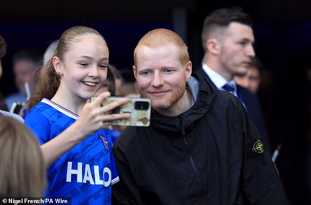 Ed Sheeran pozirao je s obožavateljima nakon što je njegov lokalni tim osigurao povratak u prvu ligu