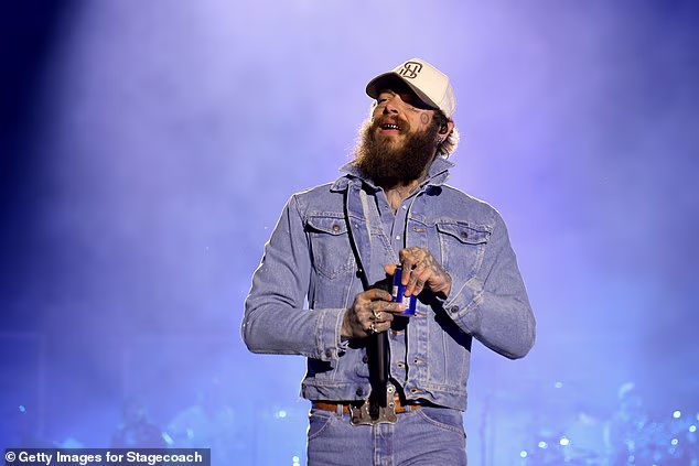Rockstarov hitmejker otvorio je limenku svog Bud Lighta brenda Posty tijekom svog nastupa u Stagecoachu