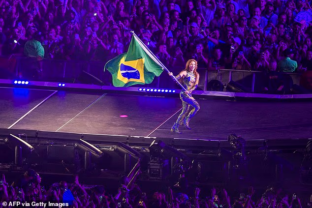 Pop zvijezda također je primijećena kako maše brazilskom zastavom dok je hodala duž pozornice prije nego što je završila ogromnim vatrometom