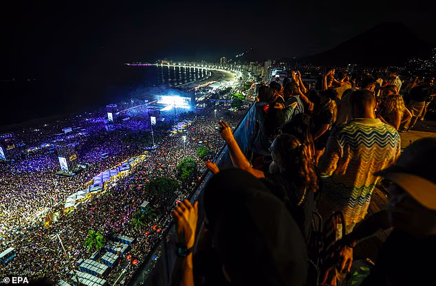 Ogromna gomila okupila se na plaži kako bi vidjela pjevačicu