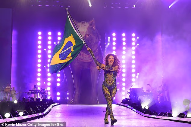 Tijekom showa, Shakira se osvrnula na svoj prvi put u Brazilu: 'Ovdje sam stigla s 18 godina, sanjajući o tome da pjevam za vas. A sad pogledajte ovo. Život je čaroban'