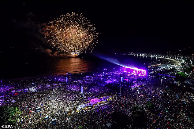Pjevačica je izašla na pozornicu na plaži Copacabana u Rio de Janeiru oko 23 sata dok se ogromna publika okupila da vidi nastup kolumbijske zvijezde