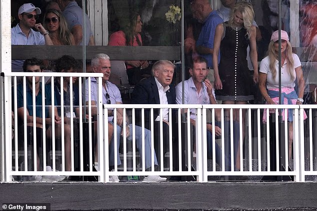 Tijekom posljednjeg kruga natjecanja, koje se može pohvaliti nevjerojatnim nagradnim fondom od 20 milijuna dolara, Trump je primijećen kako ulazi u 'Trump Suite' u Doralu na Floridi