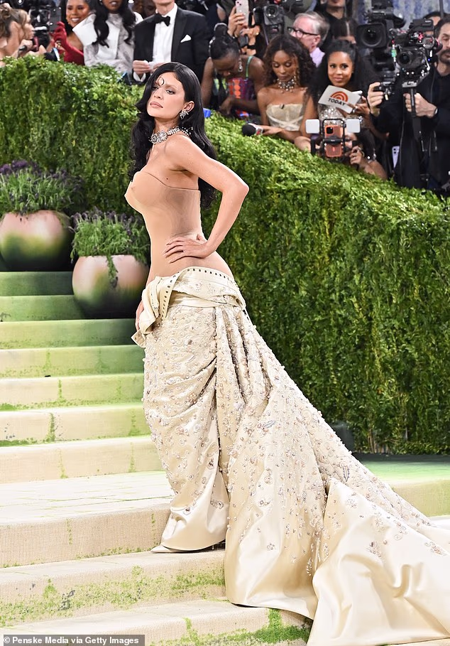Kylie Jenner privukla je pažnju haljinom koja je nudila iluziju golotinje