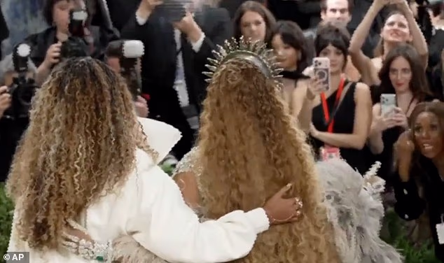 Isječak prikazuje Blue kako pozira sa svojom mamom prije nego što Beyonceina publicistica Yvette Noel-Schure (desno) dojuri, pokazujući tinejdžerici da skine naočare