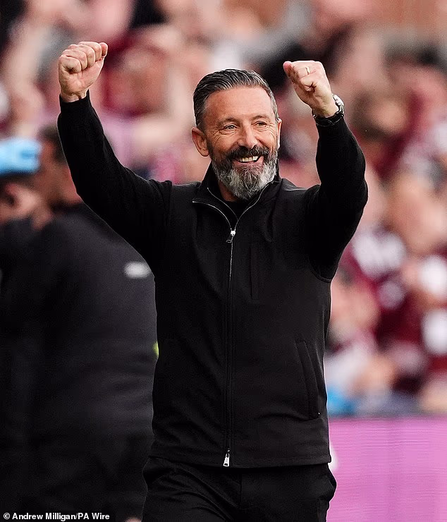 Šef Heartsa, Derek McInnes, smiješi se nakon zvižduka za kraj, dok se Hearts približava povijesti