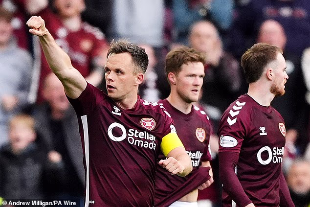 Napadač Heartsa Lawrence Shankland slavi svog pobjednika koji je Heartsu donio tri poena prednosti