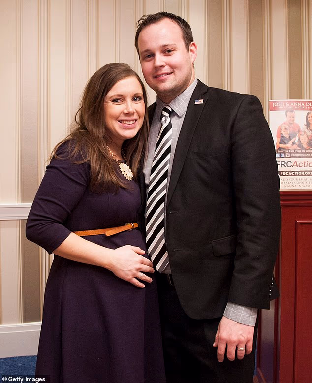 Duggar je rekao da se 'nitko nije udružio da stane uz nas' i da ih je 'većina obitelji držala podalje' i 'odsječena od pogleda javnosti na TV'; Viđen sa suprugom Annom