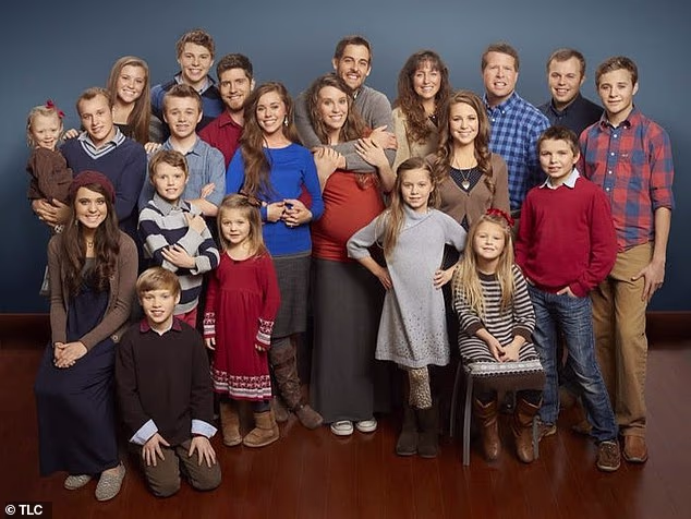 Obiteljski reality show, 19 Kids and Counting, iznenada je otkazan 2015. kada su se pojavile optužbe da je Josh kao tinejdžer zlostavljao četiri svoje sestre. Nikada nije bio optužen za te optužbe