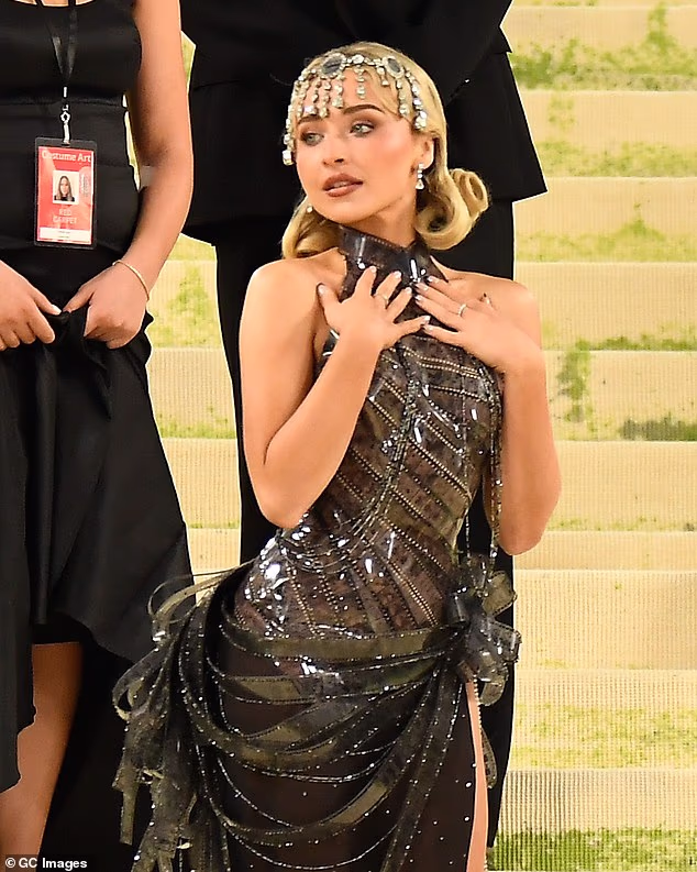 Sabrina Carpenter na Met Gala 2026. koja slavi 'Costume Art'