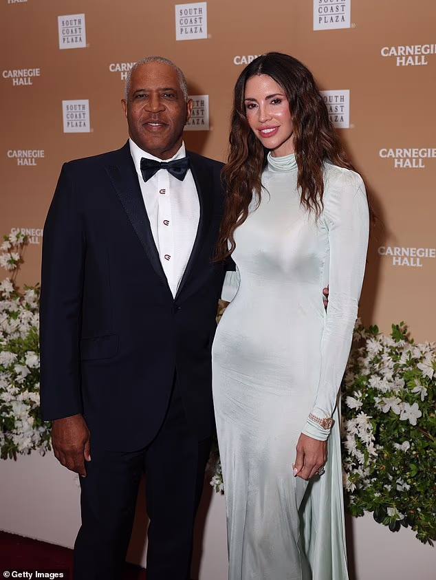 Privatni kapitalni mogul Robert F. Smith dotjerao se u odijelo i leptir-kravatu dok je pozirao pokraj svoje supruge manekenke Hope Smith