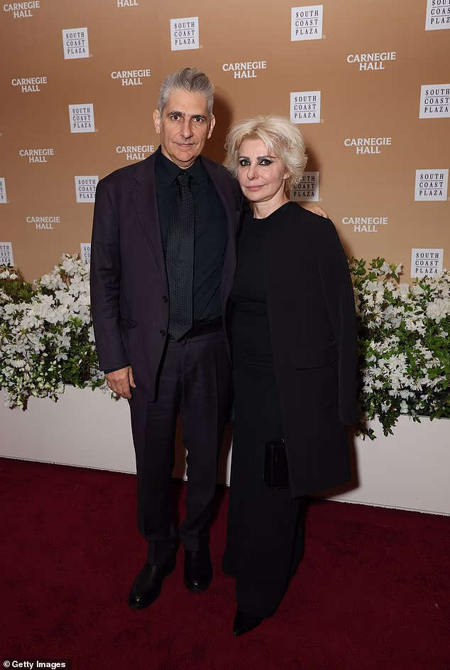 Zvijezda Sopranosa Michael Imperioli obukao se za ovu prigodu u potpuno crnom odijelu zajedno sa svojom suprugom Victorijom