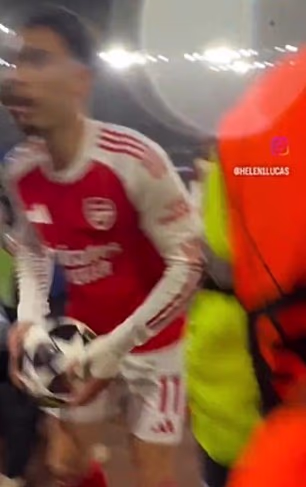 Smatra se da je ponašanje igrača dovedeno u pitanje nakon što je Gabriel Martinelli bacio loptu u publiku