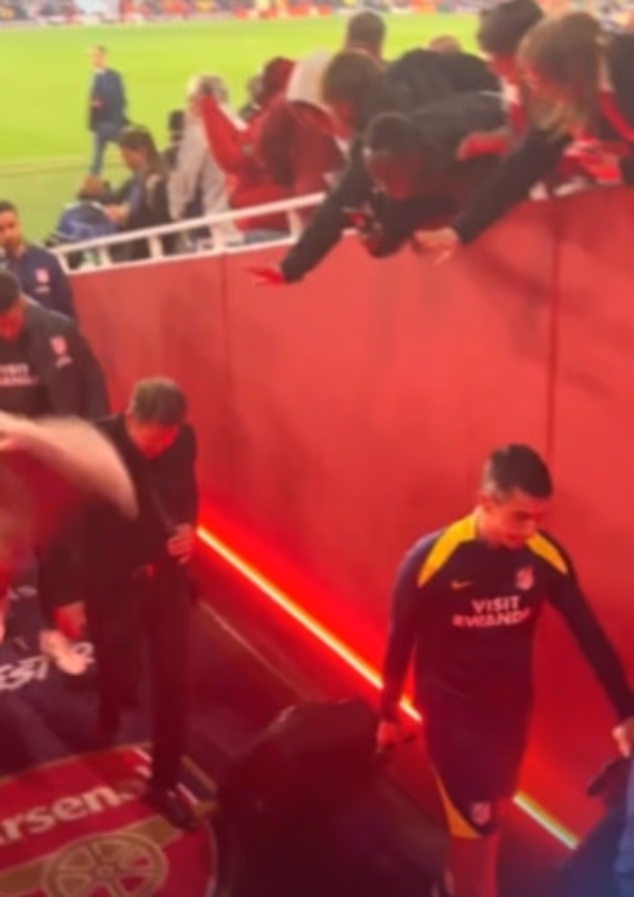 Simeone Snr možda je oštro dobio ukor od strane Arsenala kada je stao na njihovu značku
