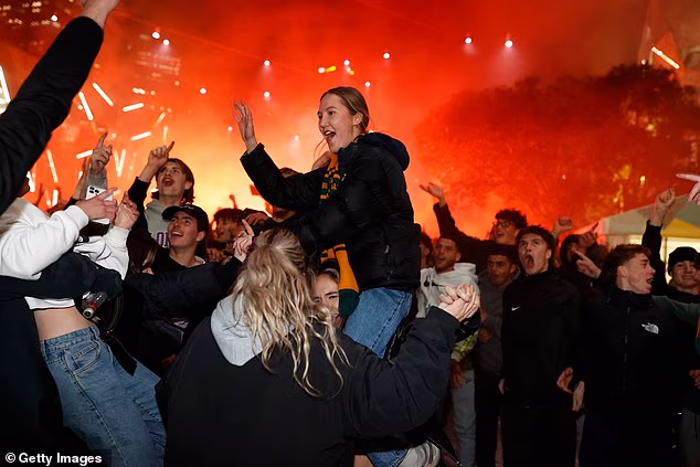 Barijere su također bile srušene tijekom polufinala Matildas što je dovelo do toga da njihov play-off za treće mjesto nije prikazan na Fed Squareu