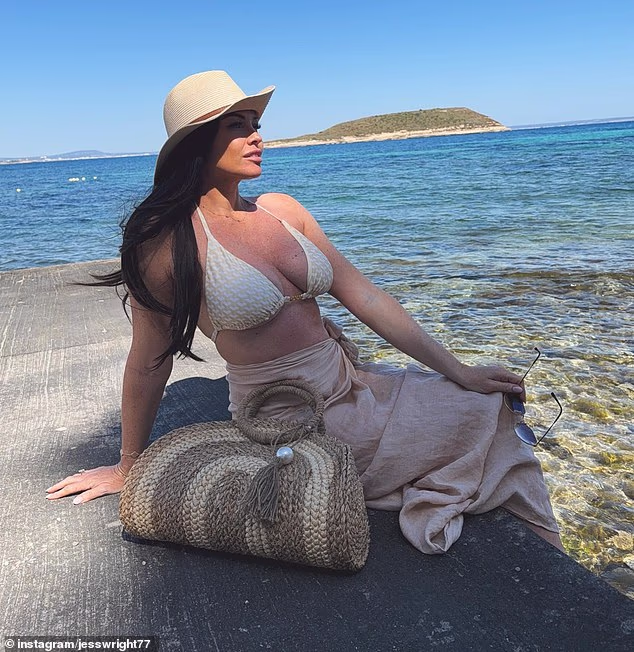 Na vrtuljku je bilo nekoliko fotografija majke jednog djeteta kako pozira u bijelom bikiniju u kombinaciji s golim sarongom
