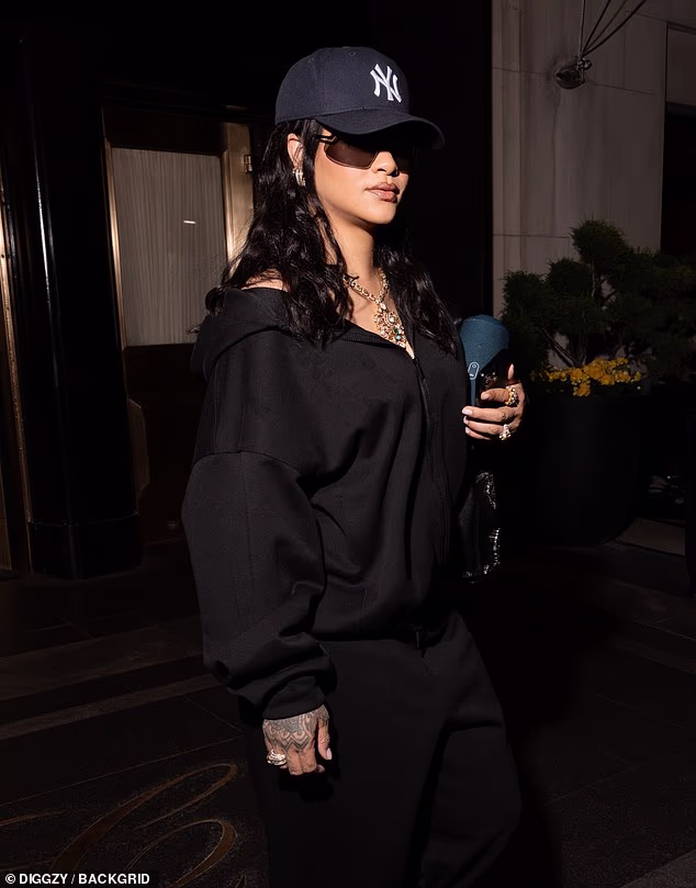 Rihanna je viđena kako napušta isti hotel u ranim jutarnjim satima u srijedu bez svog partnera, što je bilo prvo viđenje od njihove napete noći
