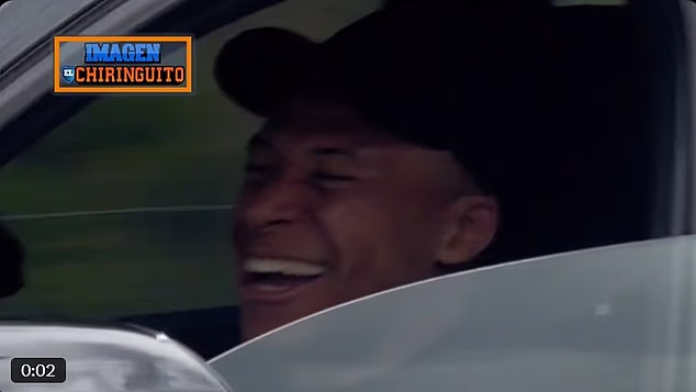 Istog dana, Mbappe je snimljen kako se smiješi dok se vozio s terena za trening