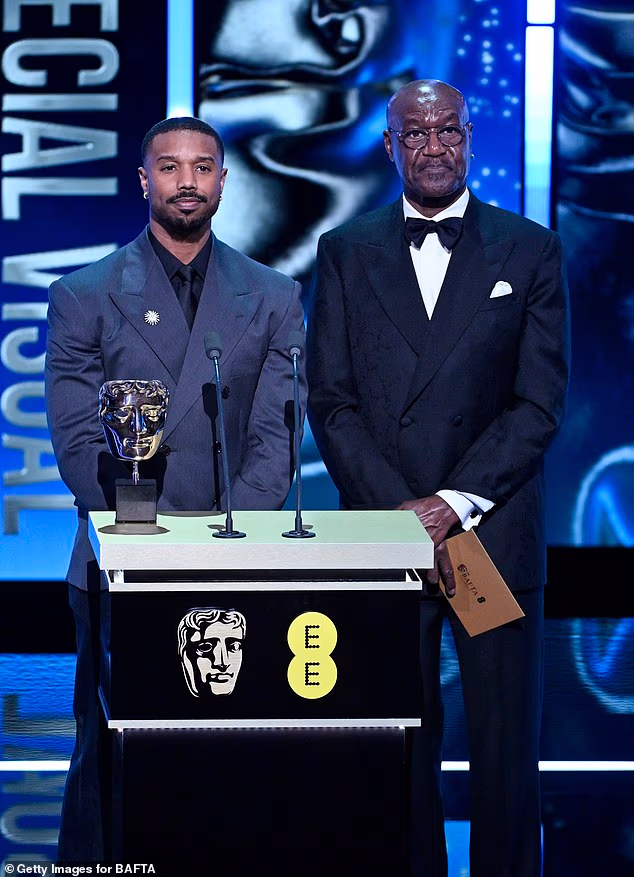 Michael B. Jordan i Delroy Lindo predstavljaju nagradu za specijalne vizualne efekte na pozornici tijekom dodjele filmskih nagrada EE BAFTA 2026. u The Royal Festival Hallu 22. veljače 2026. u Londonu