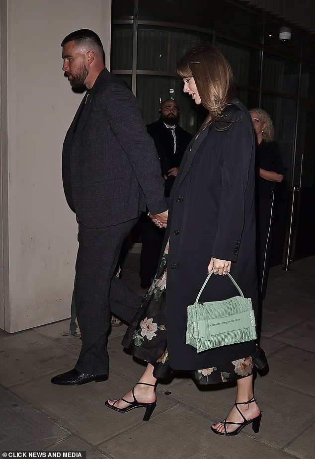 Par je bio među imenima uključujući Georgiju May Jagger, Lily James i Caru Delevingne koje su se uputile u poznati Hart pub u Londonu