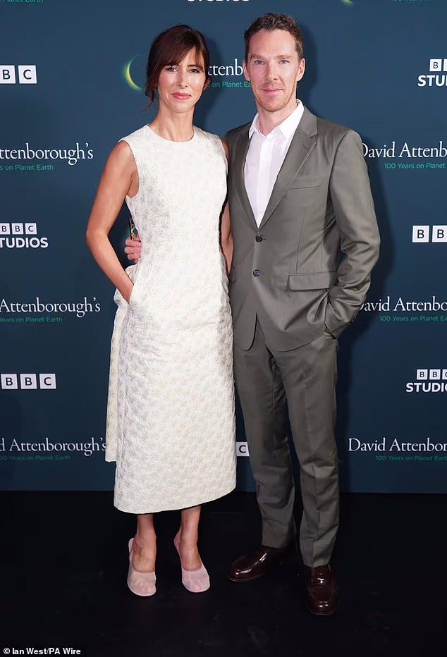 Pridruživši se Gillian, Benedict je izgledao elegantno kao i uvijek u tamno sivom odijelu koje je upario s bijelom košuljom