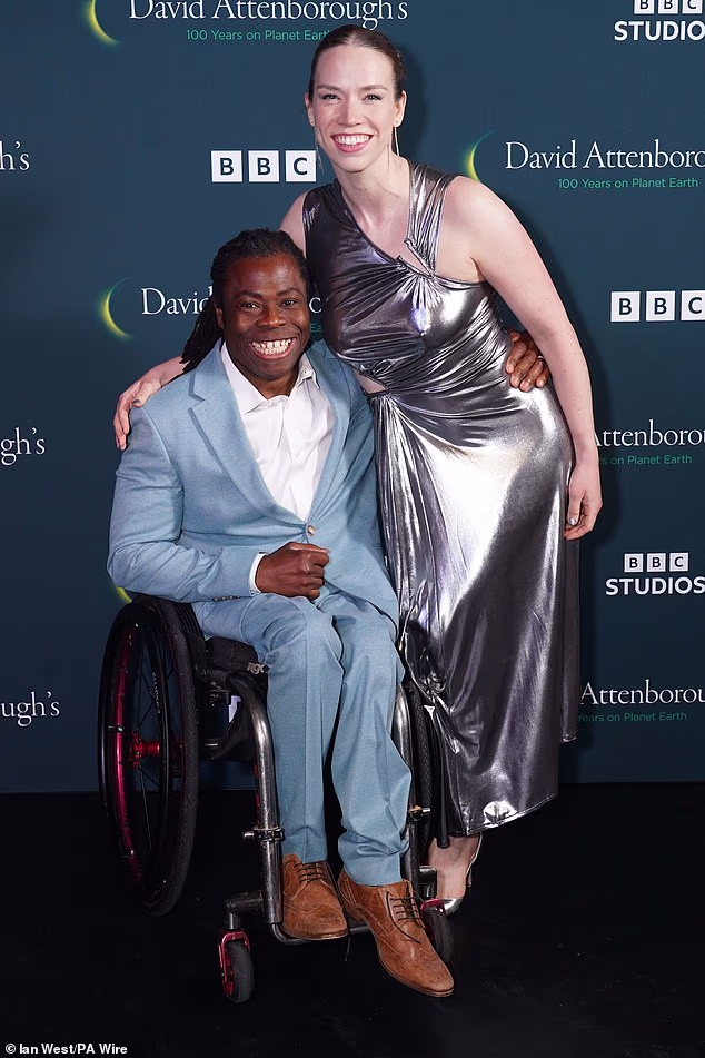 Ade Adepitan nasmijao se za fotografiju sa suprugom Lindom