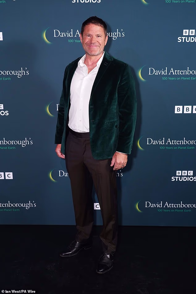 Steve Backshall nasmiješio se na fotografijama u tamnozelenom sakou