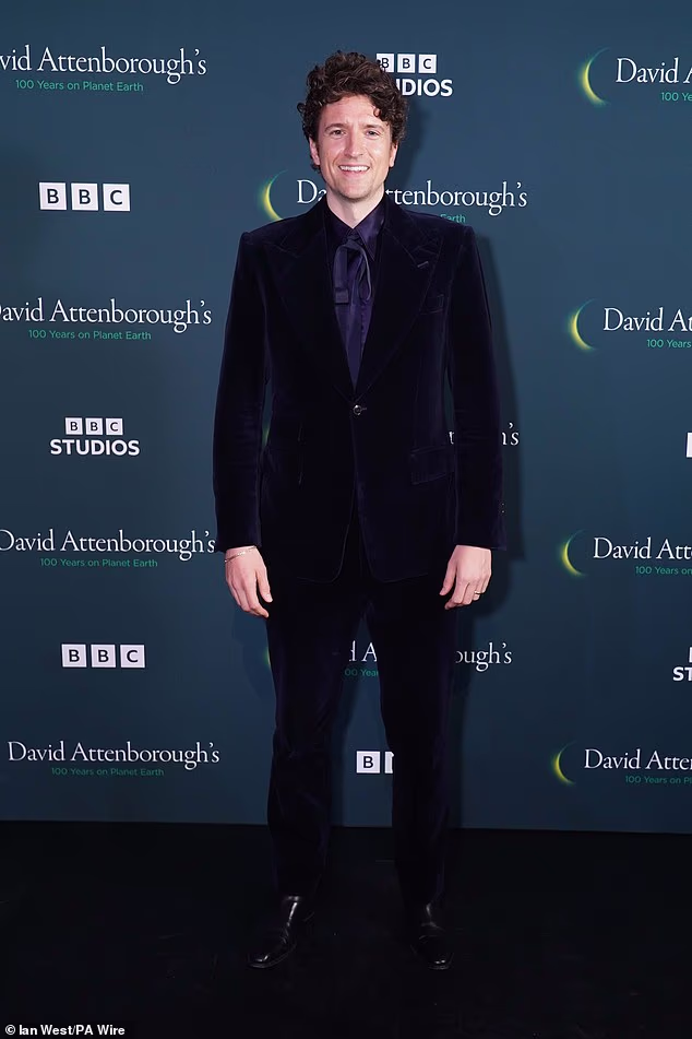 Greg James odlučio se za tamnoplavi baršunasti blejzer
